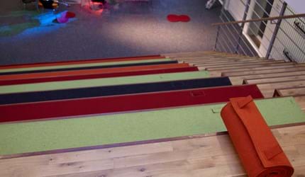 Filt sæde udrullet på trappe